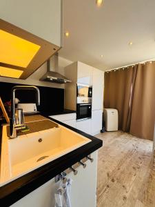 Cosy T2 climatisé sur le port à 5min de la mer parking privé linge de bain et de lit fournis