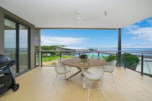 Tranquil Waterfront Lagoon Views BBQ & Cafes