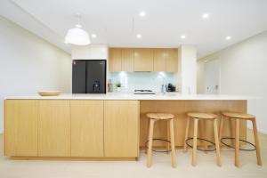 Tranquil Waterfront Lagoon Views BBQ & Cafes