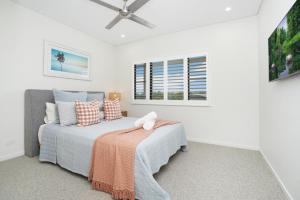 Tranquil Waterfront Lagoon Views BBQ & Cafes