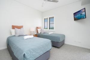 Tranquil Waterfront Lagoon Views BBQ & Cafes