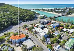 Spacious Ground Floor Retreat by Burleigh Beach