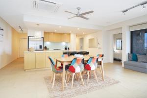 Picturesque Waterfront Lagoon Views Top Lvl & BBQ