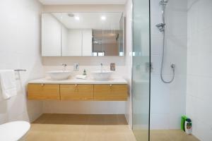 Picturesque Waterfront Lagoon Views Top Lvl & BBQ