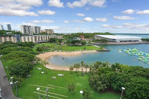 Vibrant Waterfront Lagoon Views walk to Cafes & BBQ