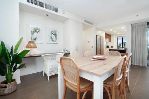 Vibrant Waterfront Lagoon Views walk to Cafes & BBQ