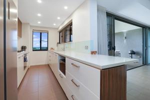 Vibrant Waterfront Lagoon Views walk to Cafes & BBQ