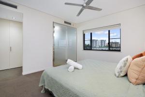 Vibrant Waterfront Lagoon Views walk to Cafes & BBQ