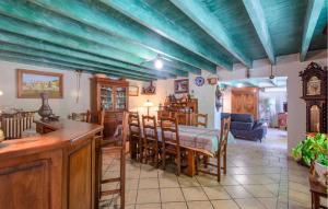 Maisons de vacances Gorgeous Home In Moules With Wifi : photos des chambres