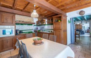 Maisons de vacances Gorgeous Home In Moules With Wifi : photos des chambres