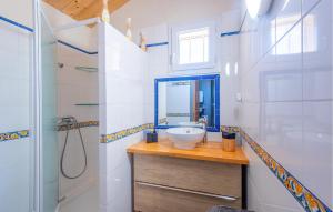 Maisons de vacances Gorgeous Home In Moules With Wifi : photos des chambres