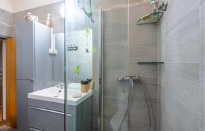 Maisons de vacances Gorgeous Home In Moules With Wifi : photos des chambres