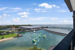 Charming Waterfront Lagoon Views & Restaurants