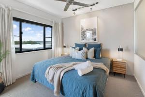 Charming Waterfront Lagoon Views & Restaurants