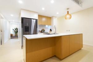 Captivating Waterfront Lagoon Views Sub Penthouse