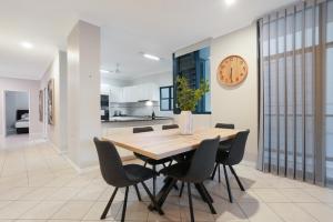 Convenient CBD Location with Pool Gym & walk to shops