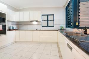 Convenient CBD Location with Pool Gym & walk to shops