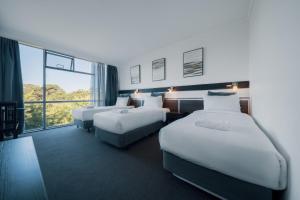 Triple Room with Golf View room in Red Star Hotel West Ryde