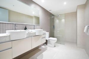 Magnificent City Location with Harbour Views Pool & Gym