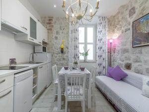 L & L Old Town Apartments - One bedroom Apartment Lavander