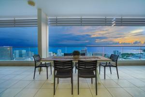 Sub-Penthouse Stunner Harbour Views & Pool