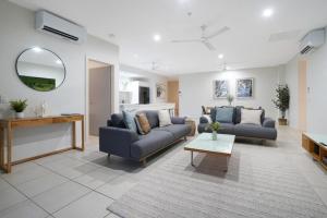 Sub-Penthouse Stunner Harbour Views & Pool
