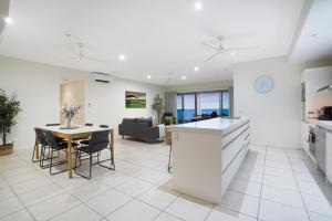 Sub-Penthouse Stunner Harbour Views & Pool