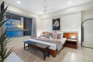 Sub-Penthouse Stunner Harbour Views & Pool