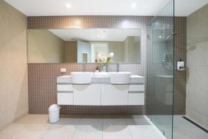 Sub-Penthouse Stunner Harbour Views & Pool