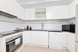 Scenic CBD Getaway Harbour Views Pool Gym & Cafes