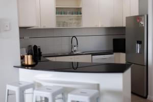 Scenic CBD Getaway Harbour Views Pool Gym & Cafes