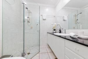 Scenic CBD Getaway Harbour Views Pool Gym & Cafes