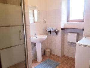 Maisons de vacances Maison Perigourdine avec piscine, WiFi, animaux acceptes - FR-1-616-77 : photos des chambres