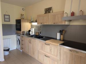 Maisons de vacances Gite au Moulin: confort moderne avec terrasse et WIFI - FR-1-653-271 : photos des chambres