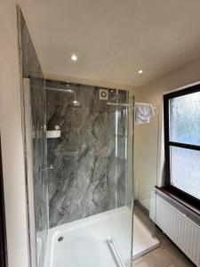 Cardiff Central Spacious 4 Bedroom - 2 Bathrooms - Free Parking