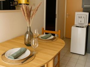 Pavillon climatisé 2** à 10 min de la plage - 2 chambres, cuisine équipée, parking sécurisé - FR-1-732-47