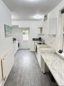 Cardiff Central Spacious 4 Bedroom - 2 Bathrooms - Free Parking