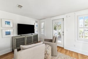 SEASIDE - 1 BR Cottage 75 feet from beach access