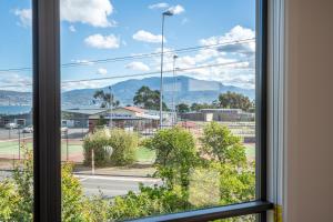 Beautiful Brand New Home - Near Shoreline & Beach