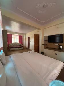 Stayenest Mashobra with balcony view