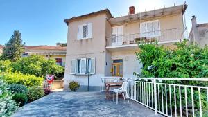 Apartment Vega with private garden, terrace and garage