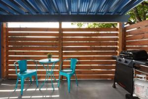 Cozy-Chic 2BR Patio Ideal for Groups