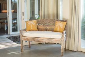 Luxury 3 Bed Villa with pool in great location with Beachfront Spa access