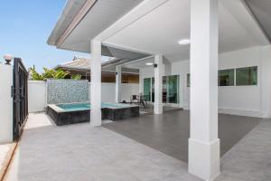 Family 2BR Villa Lancelot 3 with Jacuzzi Pool, just 10 min drive NaiHarn and Rawai