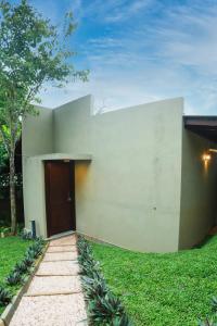 NatureSurf Villas - Private Garden Retreat at Hiriketiya Beach SPA, Surf & Relaxation