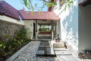 Luxury 3 Bed Villa with pool in great location with Beachfront Spa access