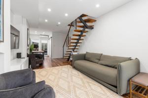 Central Pyrmont House for 8 with Outdoor Area