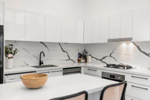 Central Pyrmont House for 8 with Outdoor Area