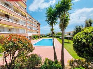 Simpático piso con 2 piscinas y vistas al mar