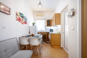 The Dockside Stay - Steps away from the Beach